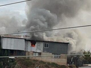 Incendio arrasa viviendas en cerro Jiménez de Valparaíso