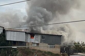 Incendio arrasa viviendas en cerro Jiménez de Valparaíso