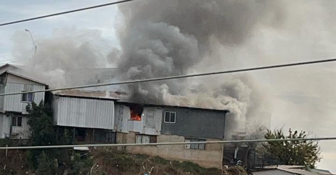 Incendio arrasa viviendas en cerro Jiménez de Valparaíso