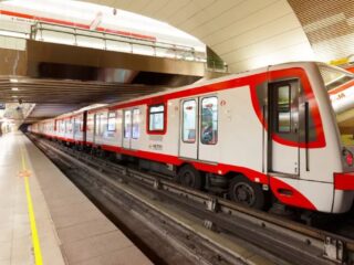 Preocupación por el descontrol del comercio ambulante en Metro de Santiago