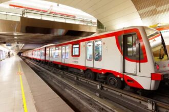 Preocupación por el descontrol del comercio ambulante en Metro de Santiago