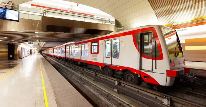Preocupación por el descontrol del comercio ambulante en Metro de Santiago