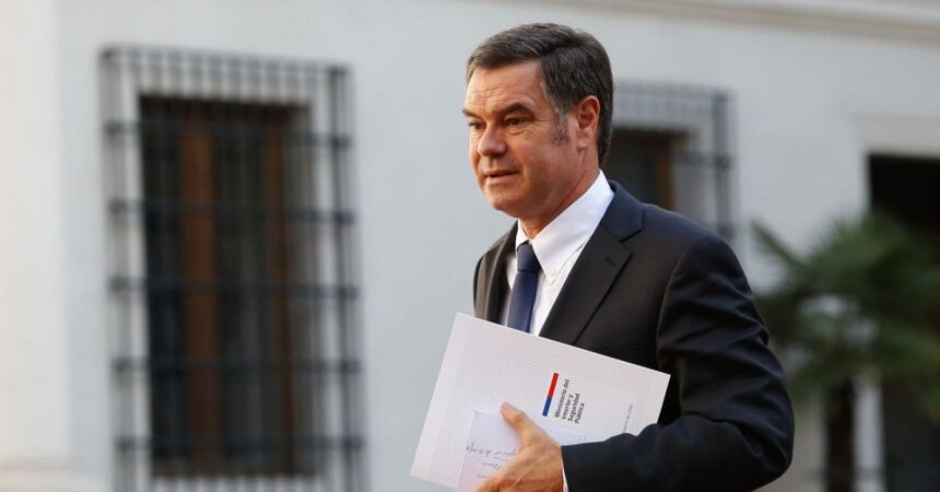 Senador Ossandón enfrenta resistencia en el caótico barrio Meiggs