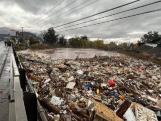 Retiro de basura en río Mapocho para prevenir inundaciones en Santiago