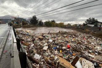 Retiro de basura en río Mapocho para prevenir inundaciones en Santiago