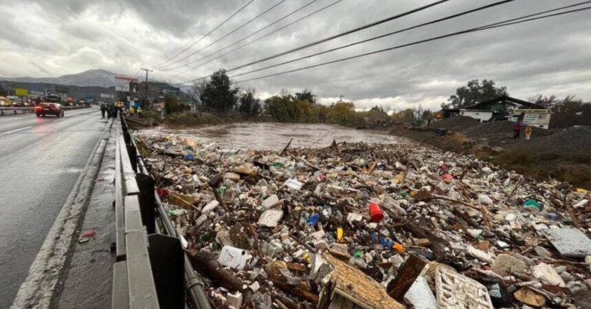 Retiro de basura en río Mapocho para prevenir inundaciones en Santiago