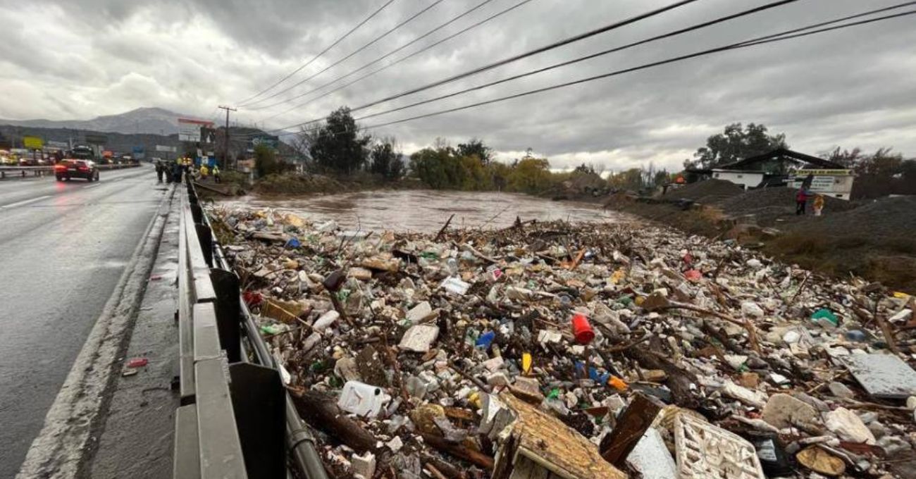 Retiro de basura en río Mapocho para prevenir inundaciones en Santiago