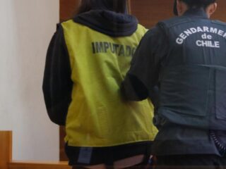 Madre acusada de abandonar a su hija en plaza de Puerto Montt