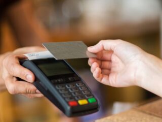 Mujer devuelve dinero al banco tras descubrir fraude de su hija