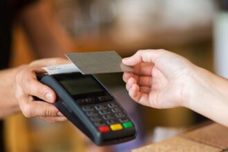 Mujer devuelve dinero al banco tras descubrir fraude de su hija
