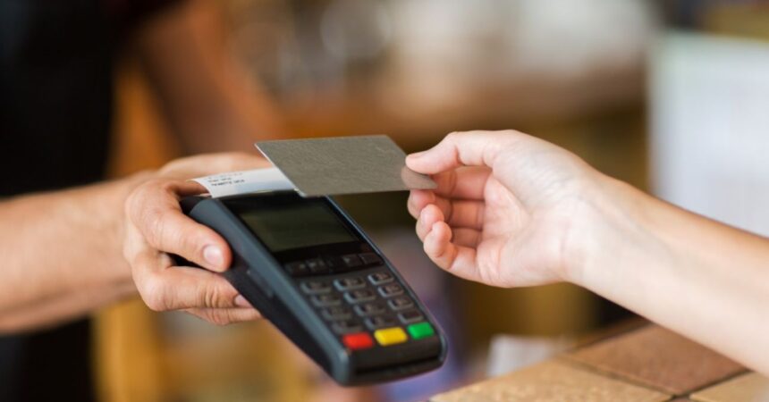 Mujer devuelve dinero al banco tras descubrir fraude de su hija