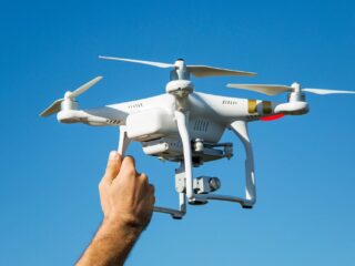 Prohiben vuelo de drones en zonas de Chile por razones de seguridad