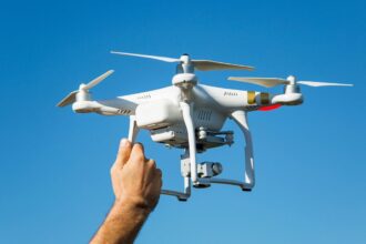 Prohiben vuelo de drones en zonas de Chile por razones de seguridad