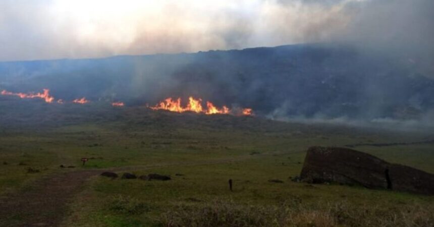 Alerta Roja en Isla de Pascua por incendio forestal "Pau Hito"