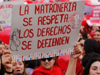 Matronas chilenas luchan contra decreto de Salud en La Moneda
