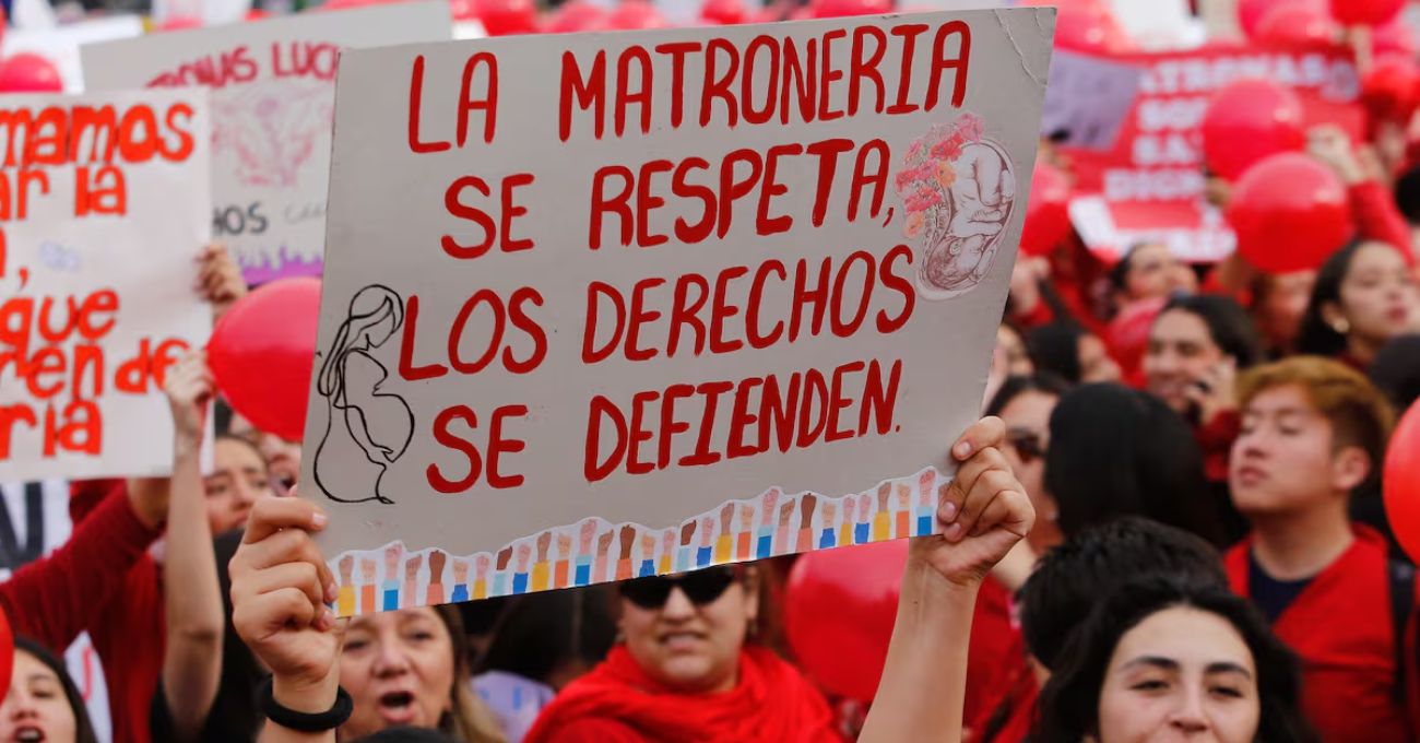 Matronas chilenas luchan contra decreto de Salud en La Moneda
