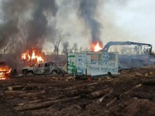 Atentado incendiario en Mulchén: siete vehículos y dos contenedores destruidos