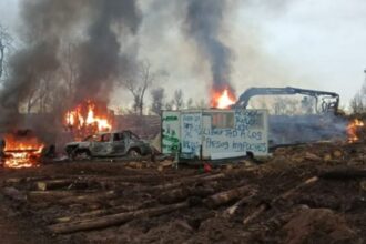 Atentado incendiario en Mulchén: siete vehículos y dos contenedores destruidos