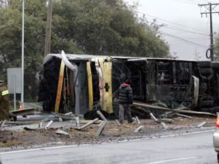 Trágico accidente en Ruta 5 Sur: 2 muertos y 16 heridos.