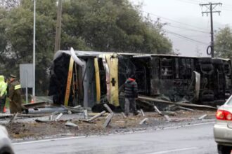 Trágico accidente en Ruta 5 Sur: 2 muertos y 16 heridos.