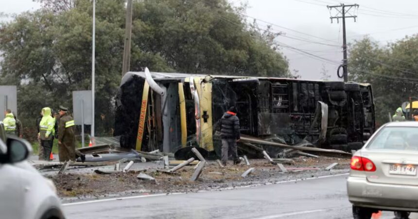 Trágico accidente en Ruta 5 Sur: 2 muertos y 16 heridos.