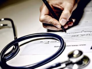 Contraloría cuestiona falta de control en licencias médicas de funcionarios