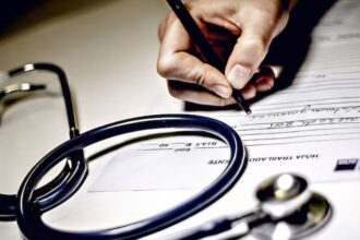 Contraloría cuestiona falta de control en licencias médicas de funcionarios