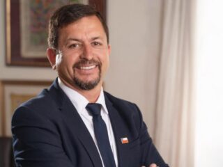 Alcalde de Macul investigado por viajar a Perú en licencia médica