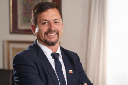 Alcalde de Macul investigado por viajar a Perú en licencia médica