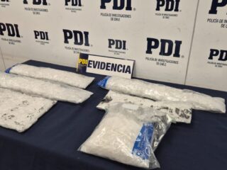 Detienen a británico con 5.1 kilos de metanfetaminas en Santiago