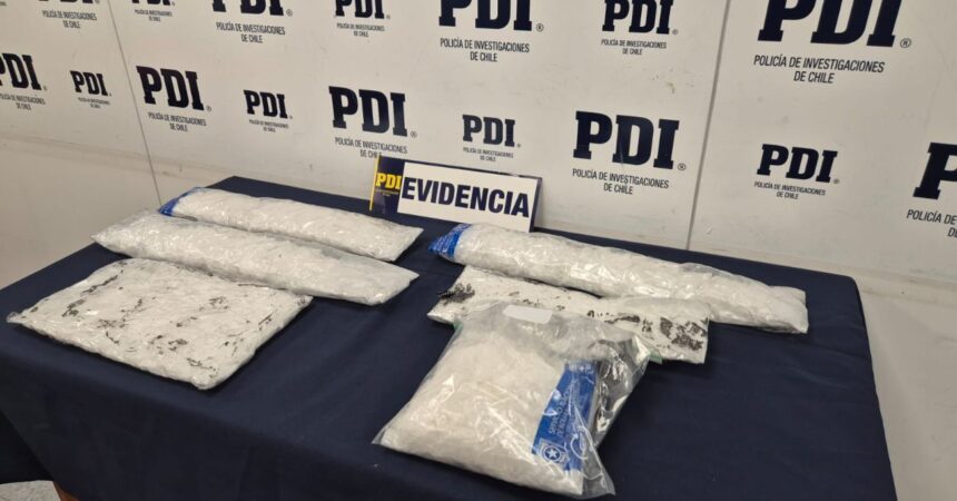 Detienen a británico con 5.1 kilos de metanfetaminas en Santiago