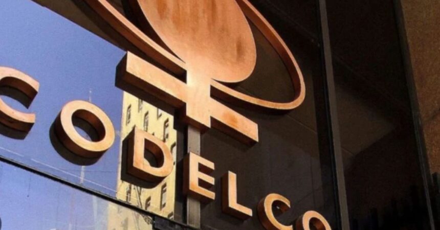 Licencias irregulares en Codelco y Bancos: Impacto en Empresas Públicas