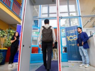 Autoridades proponen detectores de metales en colegios para reforzar seguridad