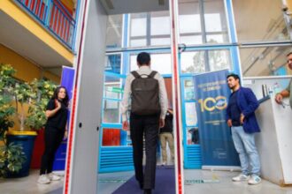 Autoridades proponen detectores de metales en colegios para reforzar seguridad