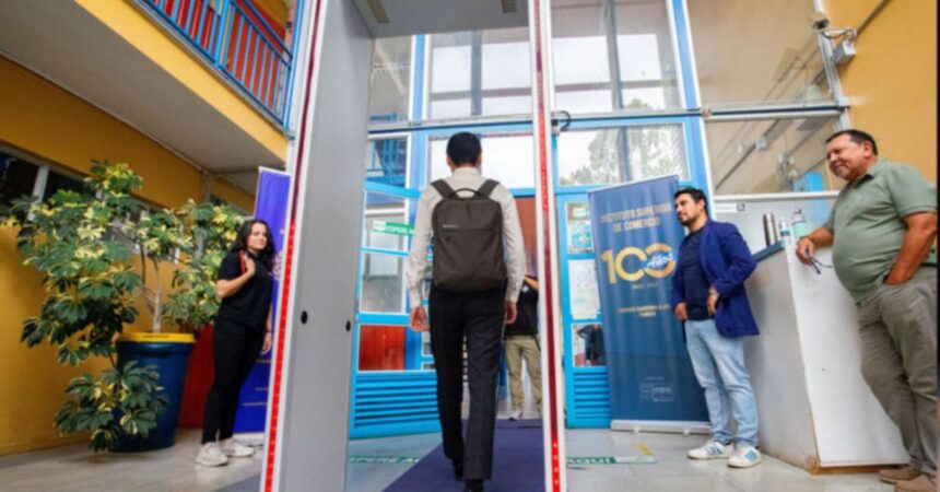 Autoridades proponen detectores de metales en colegios para reforzar seguridad