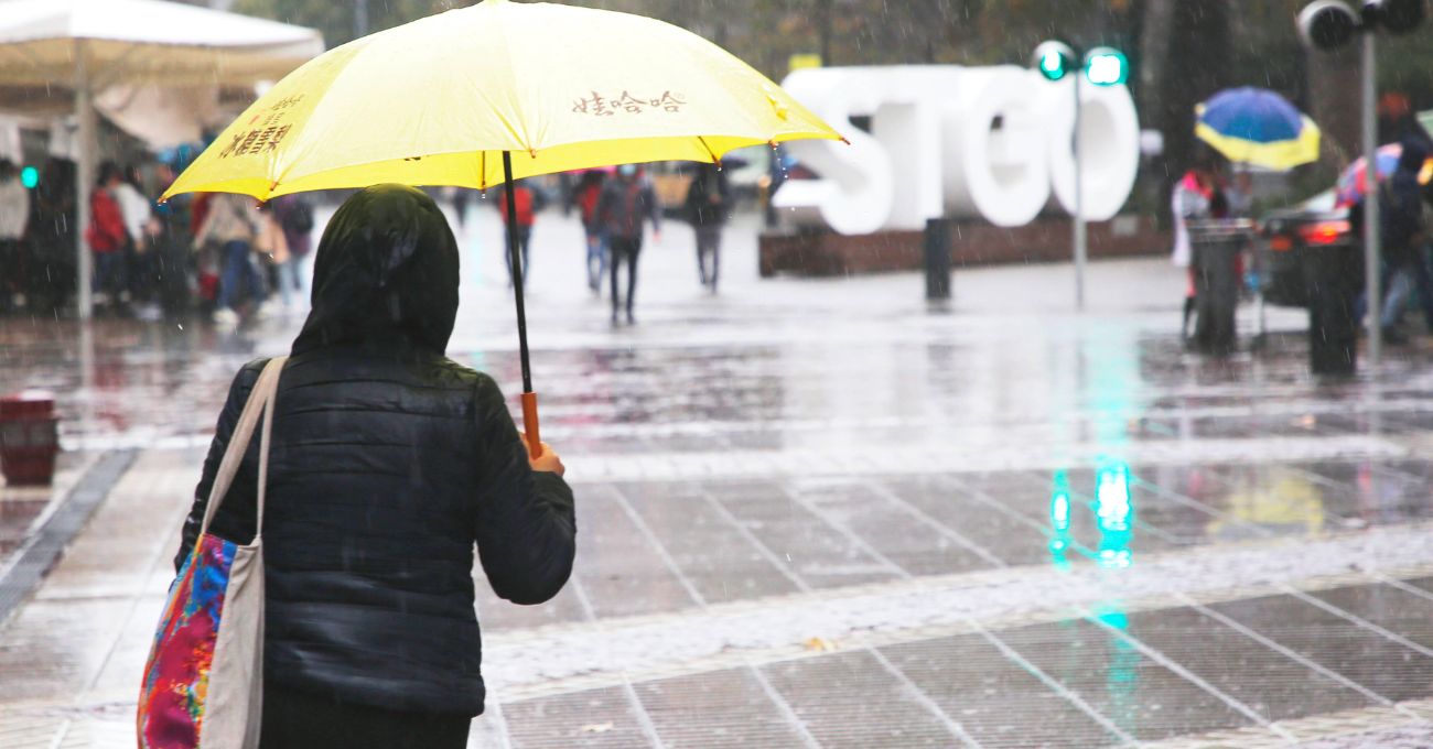 Centro noruego anticipa lluvias en Santiago este fin de semana: Revisa cuándo y cuánto podría llover