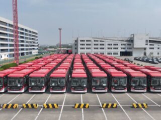 Así son los nuevos buses chinos del sistema RED que circularán por Santiago: con Wi-Fi, USB y sensores de última generación