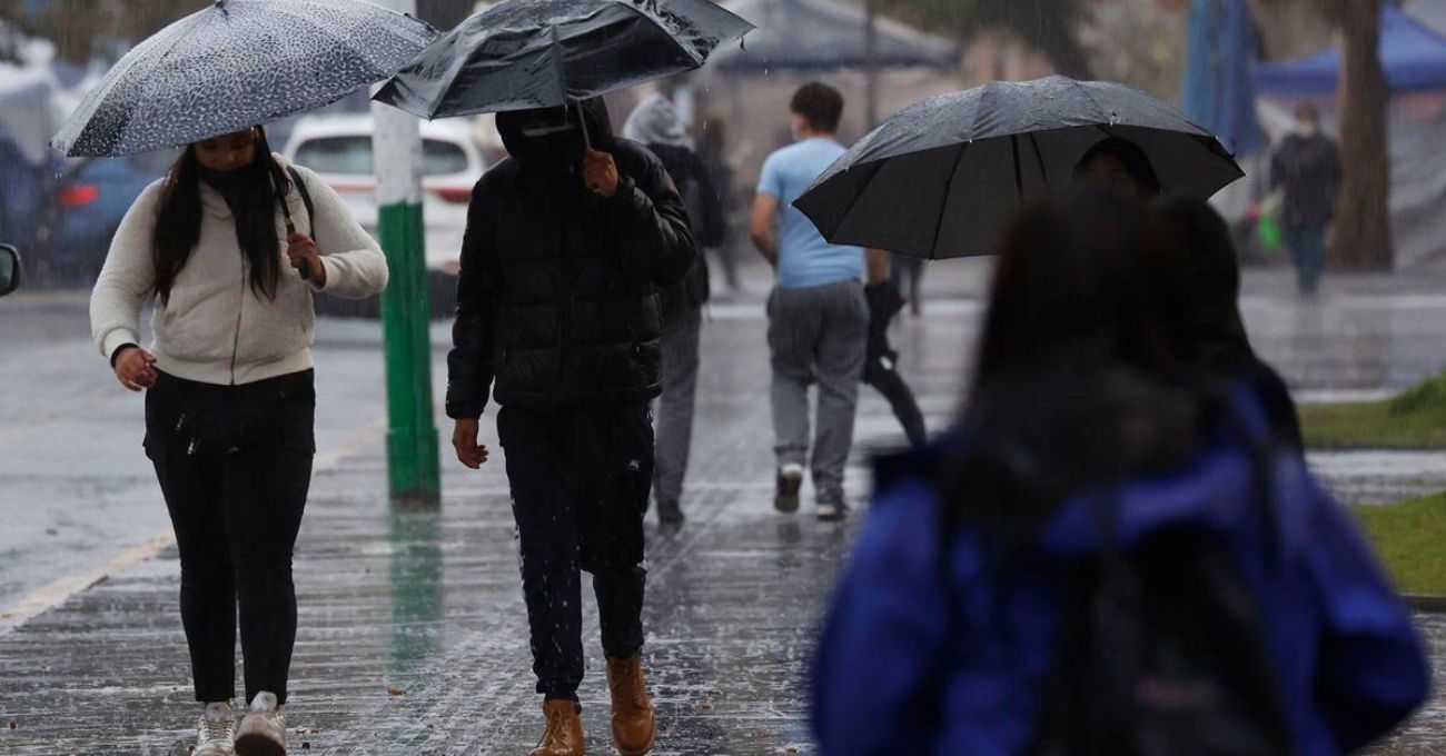 Michelle Adam confirma adelanto de lluvias intensas para Santiago este sábado 17 de mayo