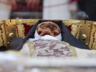 Santa Teresa de Jesús: exhiben sus restos por primera vez en más de un siglo en España