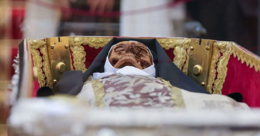 Santa Teresa de Jesús: exhiben sus restos por primera vez en más de un siglo en España