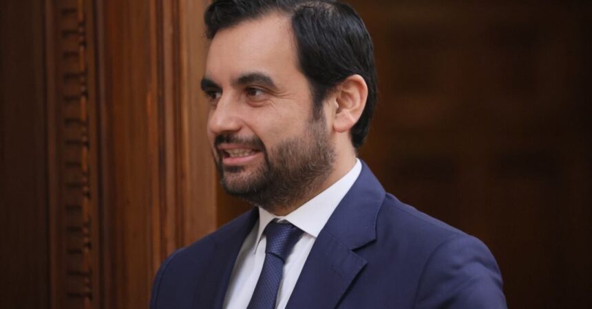 Ministro Gajardo califica como "graves" las acusaciones de espionaje del Frente Amplio: "No nos corresponde calificarlas"
