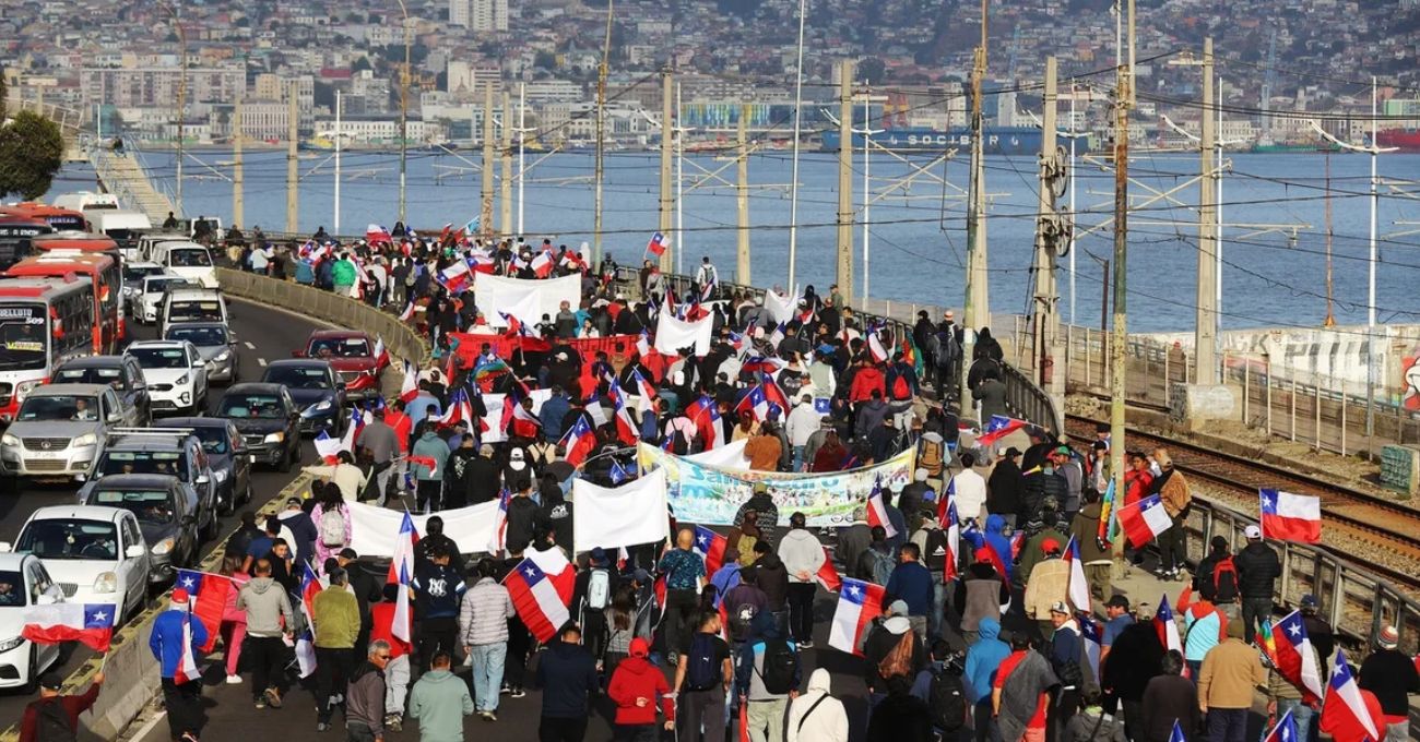 Pescadores artesanales marchan al Congreso exigiendo respeto a acuerdo sobre Ley de Fraccionamiento