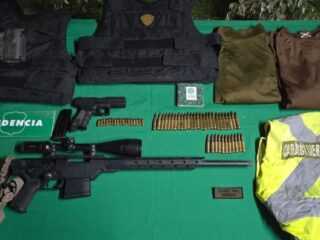 Detienen a exfuncionario con fusil y chalecos antibalas: Dijo ser carabinero activo en control policial