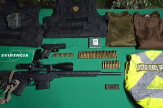 Detienen a exfuncionario con fusil y chalecos antibalas: Dijo ser carabinero activo en control policial