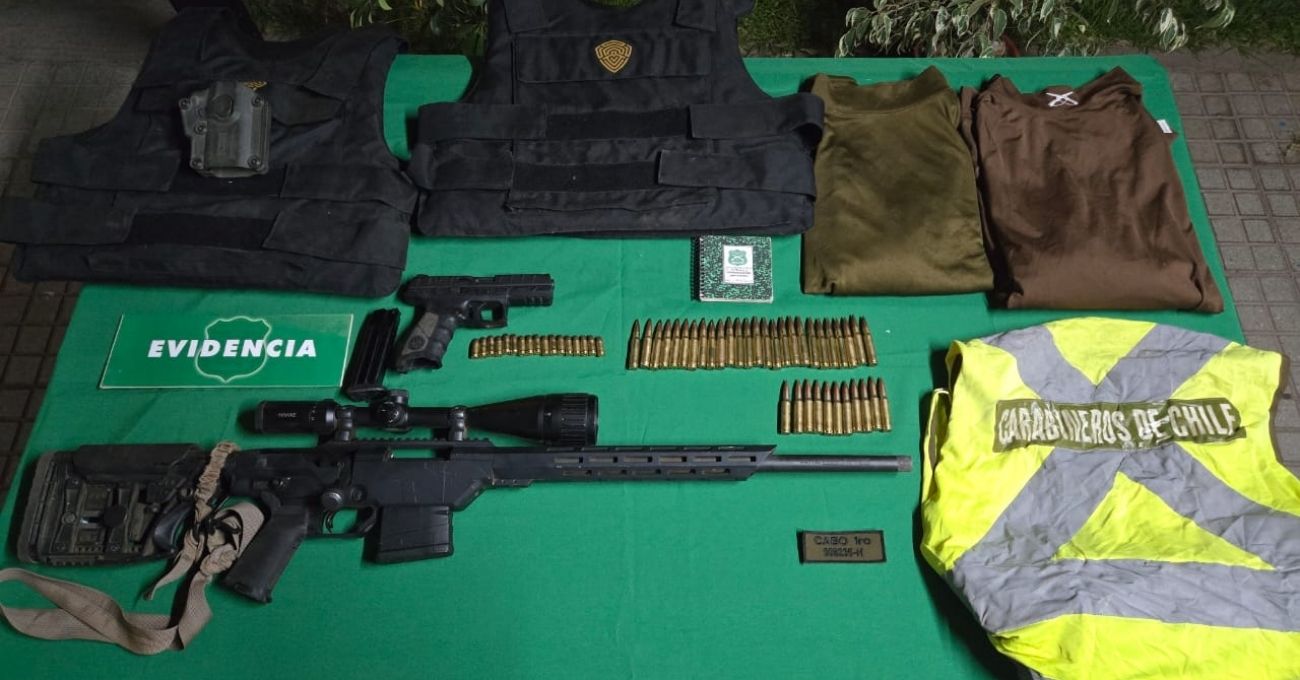 Detienen a exfuncionario con fusil y chalecos antibalas: Dijo ser carabinero activo en control policial