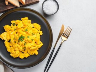 Huevos revueltos sin aceite: el truco de un chef profesional para que no se peguen al sartén
