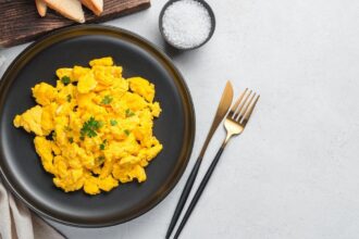 Huevos revueltos sin aceite: el truco de un chef profesional para que no se peguen al sartén
