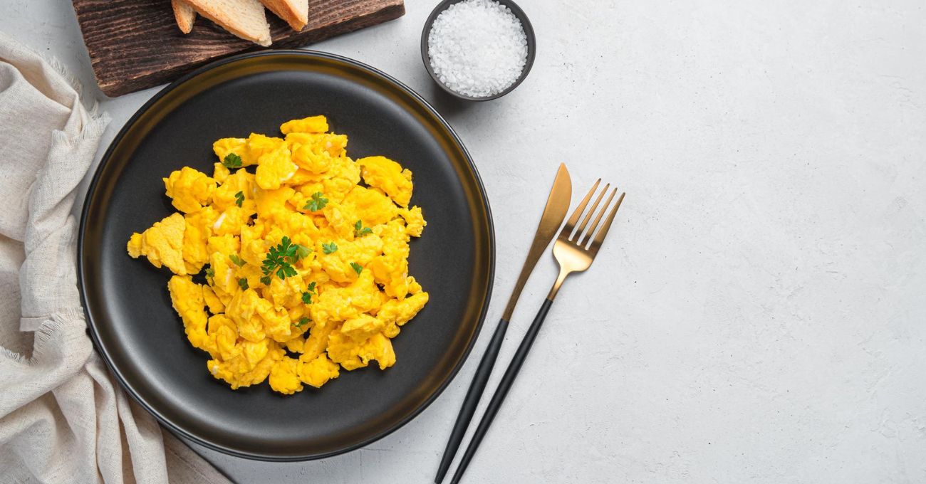 Huevos revueltos sin aceite: el truco de un chef profesional para que no se peguen al sartén