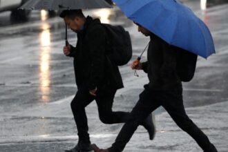 Santiago se prepara para la lluvia, viento y posibles cortes de luz: Este es el plan de contingencia de las empresas eléctricas