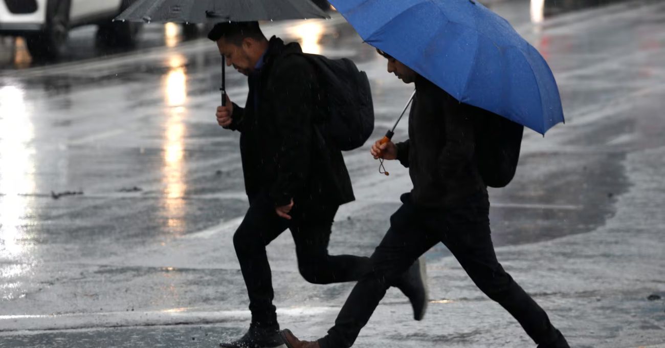Santiago se prepara para la lluvia, viento y posibles cortes de luz: Este es el plan de contingencia de las empresas eléctricas
